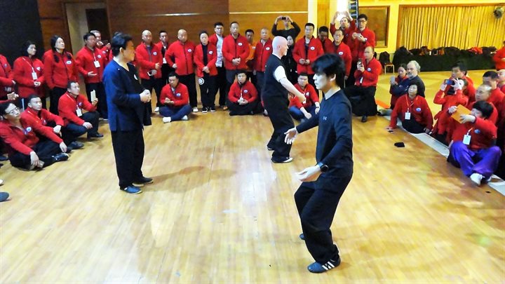 陳小旺大師為弟子楊文村調整姿勢